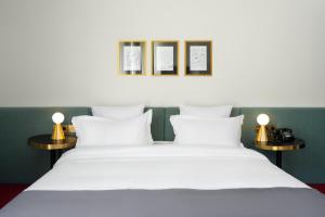 Postel nebo postele na pokoji v ubytování Tbilisi View Hotel