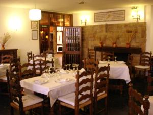 a dining room with tables and chairs with white table cloth at Tierra de Campos in Osorno