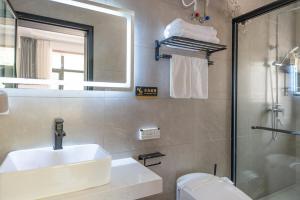 ein Badezimmer mit Waschbecken, Toilette und Spiegel in der Unterkunft Mutianyu Great Wall Jingshan First House Boutique B&B in Mutianyu Village + 26 Fotos