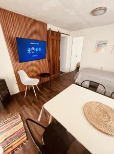 Μια τηλεόραση ή/και κέντρο ψυχαγωγίας στο Casa Natural Mystic