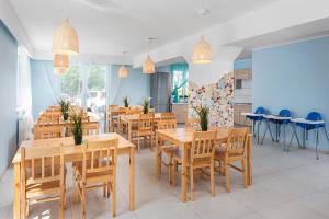 Pasja Karwia في كارفيا: غرفة طعام مع طاولات وكراسي خشبية