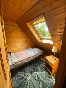 En eller flere senge i et værelse på Kasienka Cottage