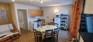 une petite cuisine avec une table et un réfrigérateur dans l'établissement Appartement au pied des pistes, à Albiez-Montrond 8 autres photos