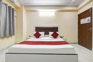 Postel nebo postele na pokoji v ubytování Hotel Krishna Tower