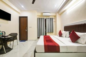 Postel nebo postele na pokoji v ubytování Hotel Krishna Tower