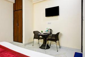 TV a/nebo společenská místnost v ubytování Hotel Krishna Tower