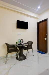 TV a/nebo společenská místnost v ubytování Hotel Krishna Tower