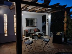 Χώρος καθιστικού στο The Lemon Grove House - large private garden, private pool - perfect for families