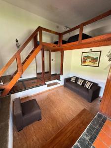 ein Wohnzimmer mit einem Sofa und einem Loft in der Unterkunft CASA PARA 6 PERSONAS MERLO SAN LUIS in Merlo + 6 Fotos