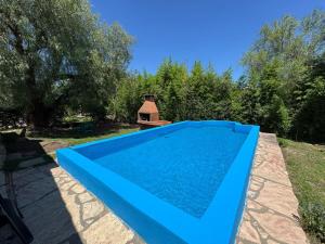 ein großer blauer Pool im Hof in der Unterkunft CASA PARA 6 PERSONAS MERLO SAN LUIS in Merlo