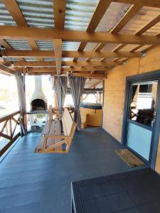 - Vistas interiores a una habitación con mesa y bancos en Chatka Niedźwiadka, en Bezmichowa Dolna 6 fotos más