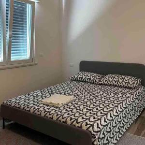 un lit assis dans une pièce avec une fenêtre dans l'établissement Al Perlar Su, à Vérone