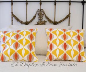 due cuscini appoggiati sopra un letto di El Dúplex de San Jacinto a Siviglia