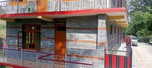a building that is being constructed on a street at Thakur Niwas in Manāli