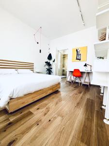 a bedroom with a bed and a desk at M4 WHITE Monolocale Moderno e Funzionale in Scandicci