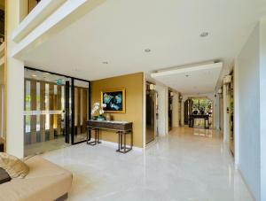 Televisyen dan/atau pusat hiburan di 1Bedroom Apt with Rooftop Infinity Pool - The Base Height Phuket +35 gambar