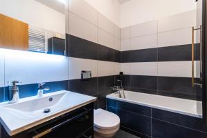 Koupelna v ubytování Staropramenna Garden Residence + 14 fotografií