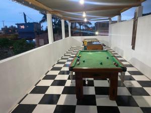 Biliár nebo kulečník v ubytování Ótima casa com piscina em Praia Grande