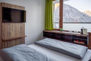 A bed or beds in a room at DORMERO BeHo Zugspitze