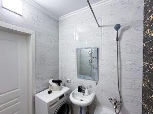 Ένα μπάνιο στο Уютная квартира для 6-х в 10 мин от Mega Park +36 φωτογραφίες