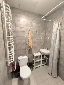 Hostel pracowniczy ORBITA في فولكا كوسوفسكا: حمام مع مرحاض ومغسلة