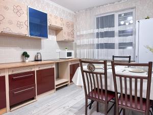 Η κουζίνα ή μικρή κουζίνα στο Уютная квартира для 6-х в 10 мин от Mega Park