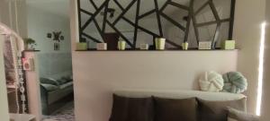 萨拉热窝Samy的客厅配有架子和沙发