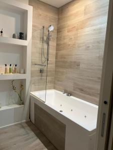 un baño con bañera y ducha en Malila's-Cipitelli Trevi, en Roma