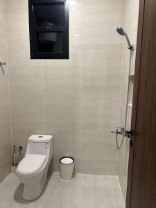 Ένα μπάνιο στο شقة بتصميم أنيق بصالة وغرفة نوم