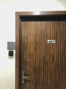 eine Holztür mit der Nummer drauf in der Unterkunft Lavish 1BHK Apartment in Rawalpindi + 9 Fotos
