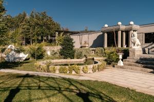 a garden with a fountain and a building at Villam Vale da Estrela in Ronfe
