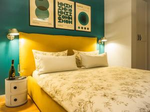ein Schlafzimmer mit einem Bett mit einem gelben Kopfteil in der Unterkunft Swebenhus unnern - Appartement mit Charme in Plau am See