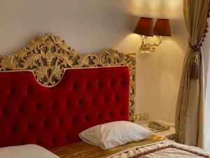 Posteľ alebo postele v izbe v ubytovaní Royal Grand Hotel