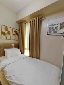 マニラにあるNilaya Short Staycationのベッドルーム1室(ベッド1台付)、窓(エアコン付) +10枚の写真