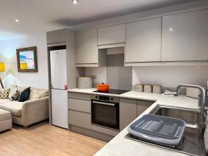 Kuchyň nebo kuchyňský kout v ubytování Comfortable 2 Bed Apartment