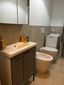 a bathroom with a sink and a toilet at Via De'Amicis in Certaldo