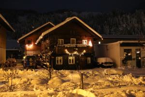 Byggingin sem sumarhúsið er í