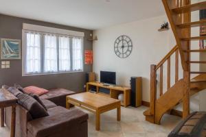 a living room with a couch and a table at La Petite Maison au calme - 2 chambres - à 200m des Bords de Loire in Saint-Jean-de-Braye