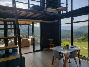 Una imagen general de la montaña o una montaña tomada desde la casa de vacaciones