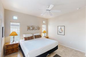 une chambre avec un lit et un ventilateur de plafond dans l'établissement Vistoso Resort Casita #127, à Tortolita 64 autres photos