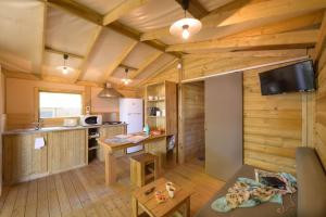 Köök või kööginurk majutusasutuses Domaine Résidentiel de Plein Air Kerleyou