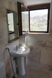 une salle de bain avec un lavabo et un miroir dans l'établissement (301) Sea And Sun Apartments Kardamili, à Kardamyli 31 autres photos