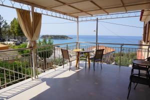un balcon avec une table et des chaises et l'océan dans l'établissement (301) Sea And Sun Apartments Kardamili, à Kardamyli