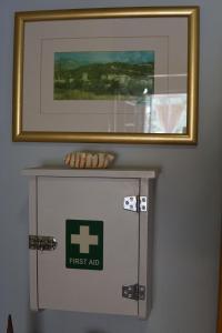 une unité de premiers secours avec une photo sur le mur dans l'établissement (301) Sea And Sun Apartments Kardamili, à Kardamyli