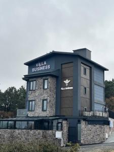 un edificio con un cartel que lee el negocio de la villa en Villa Business Hotel Istanbul Airport, en Estambul