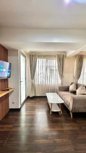 una sala de estar con un sofá y una mesa en Apato property the jarrdin, en Bandung