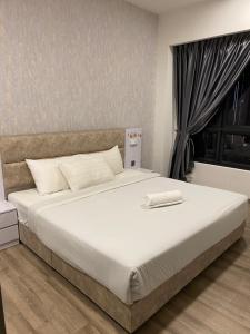 Un pat sau paturi într-o cameră la Agile SkyView Suites KL