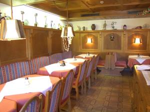 Un restaurante u otro lugar para comer en Hotel Sonnhof 4 fotos más