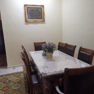 un tavolo da pranzo con una pianta sopra di Homestay Lavender a Kajang 1 altra foto