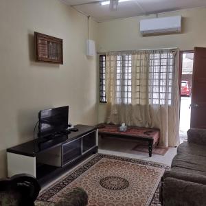 un soggiorno con TV e divano di Homestay Lavender a Kajang